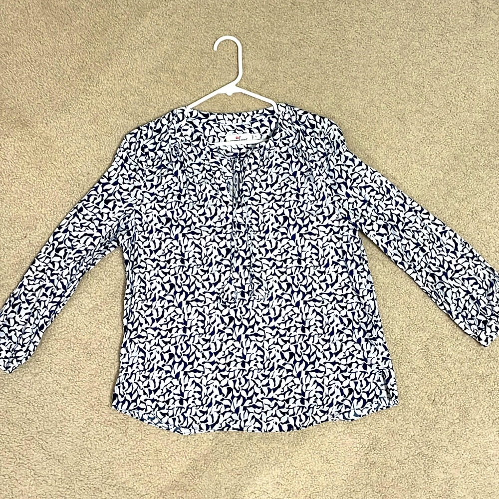 Vineyard vines navy and white top.